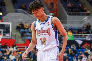 小伙子打上首发了！冯傲出战23分钟 拿到11分3板1助1断 配图