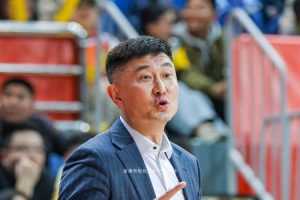 媒体人：广东男篮完全配不上胜利 在指挥端出现了极大的问题 配图