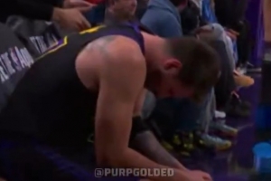 受场外因素影响大？东契奇开局6中1 坐在板凳席眼神空洞异常沮丧 配图