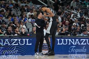 米奇·约翰逊：文班状态火热 我们开场其实退防和沟通都不够好 配图