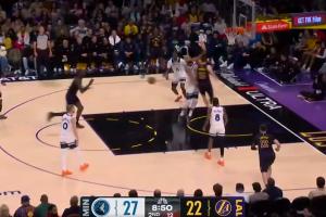 骚啊！里夫斯突破写意背传助攻艾顿双手大力挂筐暴扣！ 配图