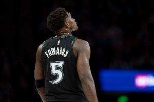 持续低迷！爱德华兹跳起传球 戈贝尔没接好再度失误 配图