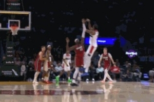 看着对方都冒火！萨尔弧顶接球最后1秒迎着阿德巴约轰压哨三分球 配图