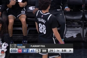 打急了！特拉奥雷推倒霍兰 被吹一级恶意犯规 配图