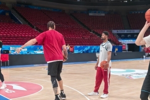 去NBL练这个了？北京4外援亮相赛前热身 麦基给贝利讲解突破选择 配图