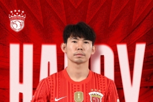 今天是海港一线队球员杨世元的生日，让我们祝他生日快乐！ 配图