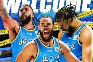 媒体人：毕竟麦基38岁了 且初来乍到 需要全方位的磨合和融入 配图