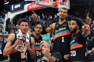 霍里:马刺有8人场均得分上双 他们在打团队篮球 配图