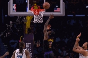 穿针引线！东契奇送妙传 范德比尔特空中接力放篮得手 配图