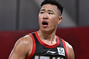 还没歇过来？贺希宁毫无状态全场各种打铁 两分球7中0&三分10中3 配图