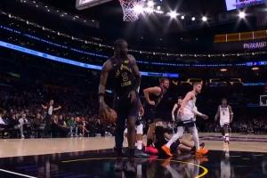 不得劲！东契奇被拉拉维亚误伤到膝盖很难受 但继续作战回头打2+1 配图