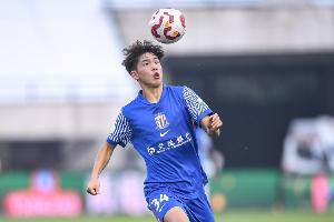 刘诚宇在盐城超名单中 记者：球员本人和申花俱乐部都不知情 配图