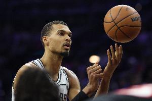 有朝一日？文班上个月对湖人开场8分钟砍25分 首节没打满下场休息 配图