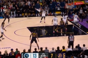 花式打铁！拉拉维亚篮下接球 自己出现脱手扔出三不沾 配图