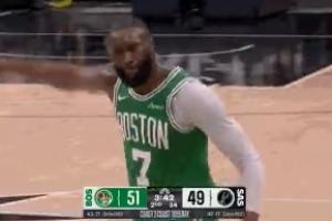 被卡斯尔推出界!杰伦·布朗不满判罚抱怨吃T 追着裁判喷被驱逐 配图