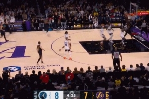 浪费机会！里夫斯送抛传 艾顿空接被筐帽了 配图