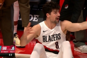 致命！开拓者关键时刻发球失误 白白交出球权 配图