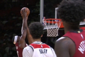 你俩硬是把比赛打出看点！阿德巴约反击再想隔扣萨尔 被后者帽了 配图