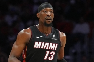 奇才防守时甚至用出了3人包夹 但也没能阻挡阿德巴约打破得分纪录 配图