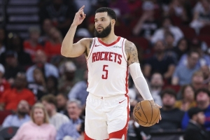 费尔顿：火箭若有范弗里特将是完全不同的球队 他这赛季不该复出 配图