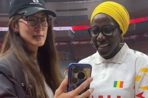 曾是WNBA队友！隋菲菲与马里助教麦基重逢 打视频和苗立杰热聊 配图