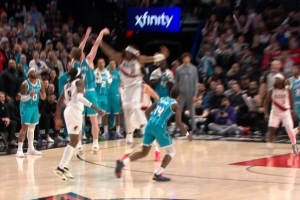 关键球！罗威扑防克尼佩尔三分被吹犯规 开拓者挑战成功取消犯规 配图