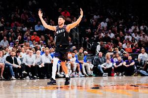 杰伦·格林:对手的注意力都在布克那里 我们全队就有了大量机会 配图