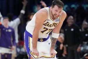 场外因素干扰？东契奇半场15中5拿到12+5+6 零罚球&不跟裁判交流 配图