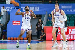 双外援真猛啊！大卫·詹姆斯&哈姆雷特半场合计20中12轰下35分 配图