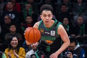 球队大脑！赵继伟替补6中4&罚球7中7砍球队第二高17分 另送9助攻 配图