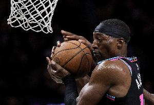 阿德巴约砍下62分 成为NBA历史上第八位单场60+中锋 配图