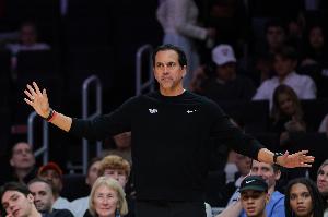 斯波:到后面我就像个普通球迷站在场边 彻底沉浸在这个时刻里 配图