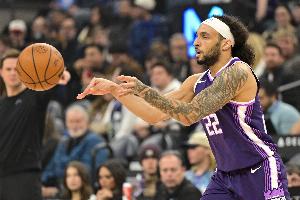 尴尬！德文·卡特抢断反击一条龙 面对空篮扣飞了 配图