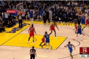 勇三疯！铂金高举高打2+1 随后又和克赖尔各中一记三分助队反超 配图