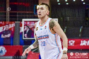 犯规比得分多！陶汉林半场6分钟1中0拿到2分出现3犯规 正负值-6 配图