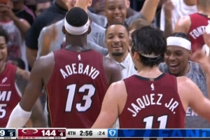 举全队之力！阿德巴约进攻犯规 所有人都要求挑战可惜失败 配图