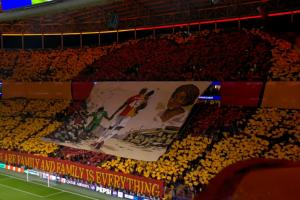 加拉塔萨雷球迷打出TIFO致敬奥斯梅恩已逝的母亲，后者激动落泪 配图