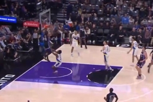 需要点血性！德罗赞跟防搂帽 基利安·海斯长传助蒙克空接暴扣 配图