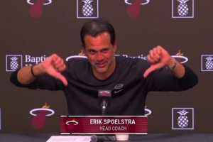 记者：问个无关阿德巴约的问题 斯波：你真扫兴 跟今天的裁判一样 配图