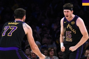 合砍62+18+19！湖人赢球海报：封面为东契奇和里夫斯怒吼瞬间 配图