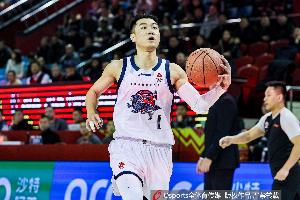 组织防守不错！高诗岩6中3拿下7分2板5助2断 配图