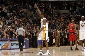 童年种下的种子!科比当年上演81分神迹时 阿德巴约才8岁 配图