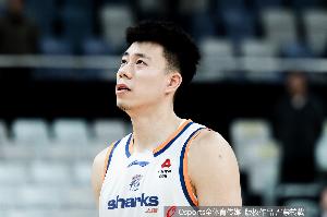 查无此人?张镇麟首节出战7分34秒没有出手 数据栏仅1次犯规 配图