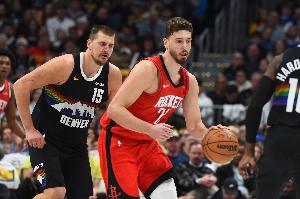 火龙对决!约基奇生涯与申京交手13次 约老师8胜5负占上风 配图