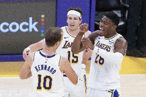 里夫斯：本场的关键是我们五个人一起防守 所有人像绳子似的联动 配图