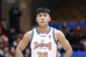 小伙打得不错！新疆小将葛浩然替补6中3拿到8分 三分5中2&有2抢断 配图