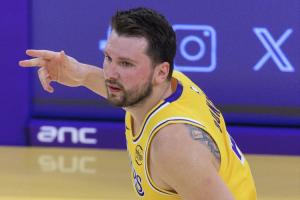 东契奇湖人生涯第6次砍下30+三双 超越科比 独享队史第5多 配图