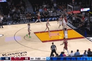 杠上了！阿德巴约突萨尔被钉板大帽 两人都拿全队开场11分中的9分 配图