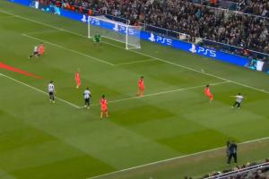 丢球大锅？阿劳霍前场抽筋爬回场内被裁判制止，小跑回防站住看戏 配图