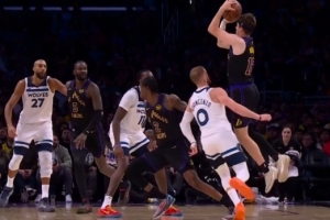 分差扩大至20+！里夫斯接球三分飚进还造成犯规 本场第二次打3+1 配图